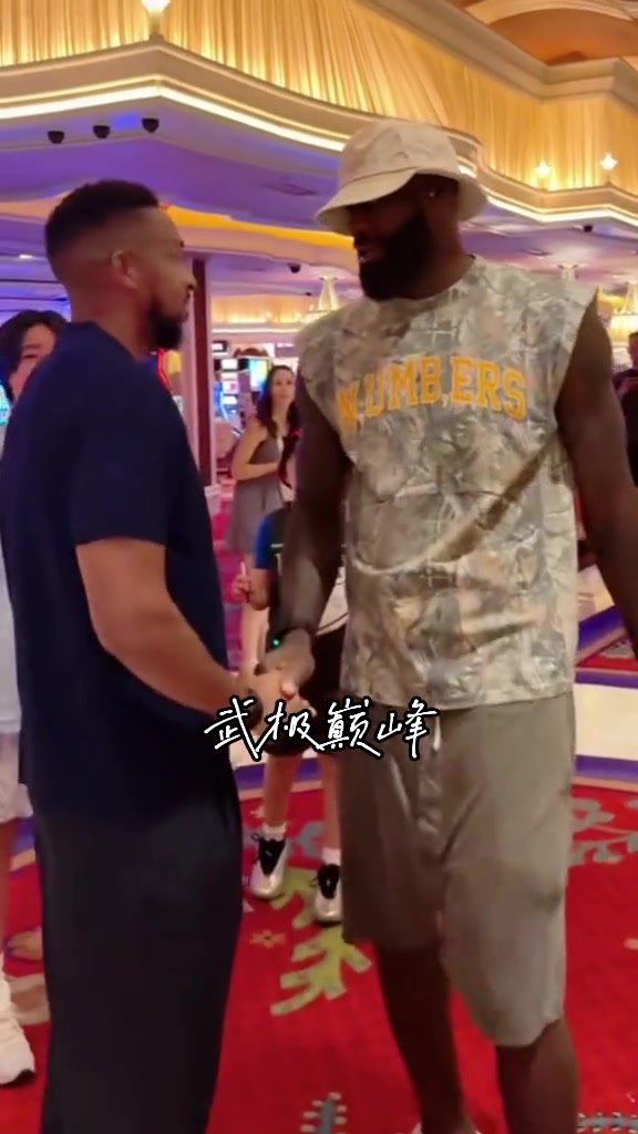 前工会主席！詹姆斯与CJ-麦科勒姆在拉斯维加斯偶遇拥抱寒暄～
