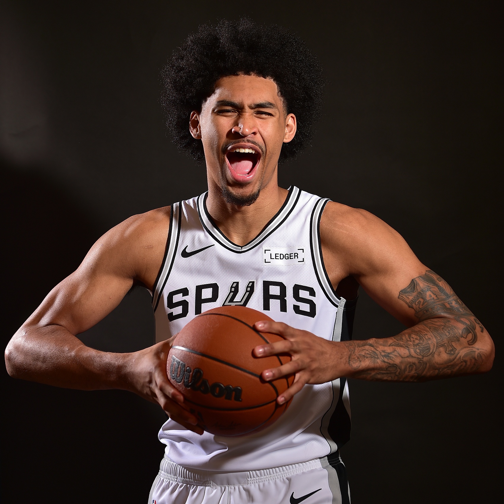 攻守兼备！榜眼哈珀首秀19分钟12中5拿到16分6板2断1帽 罚球7中6