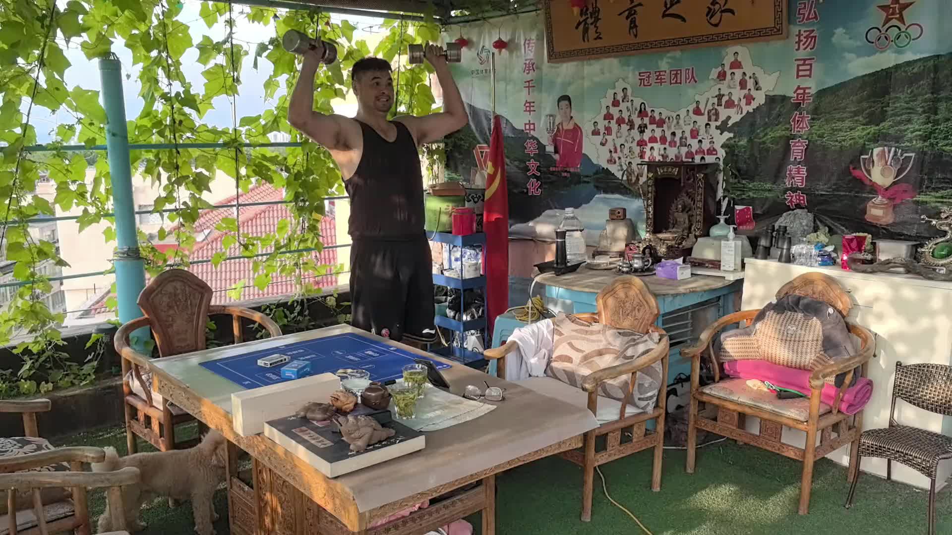 太自律了！55岁的战神刘玉栋依然保持健身