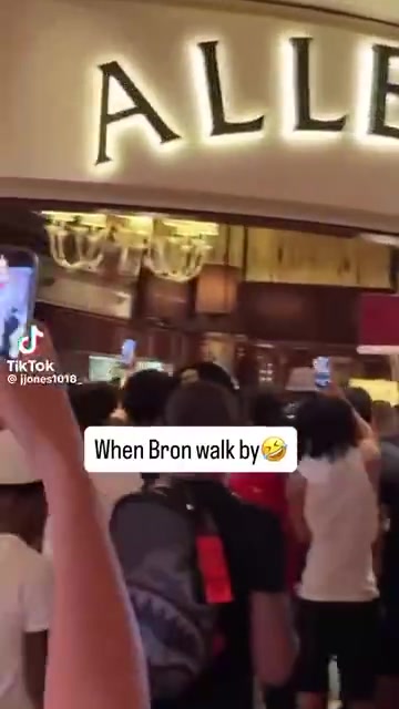 无论老詹在线上被黑的多惨，线下大家遇到该追星还是追星😂