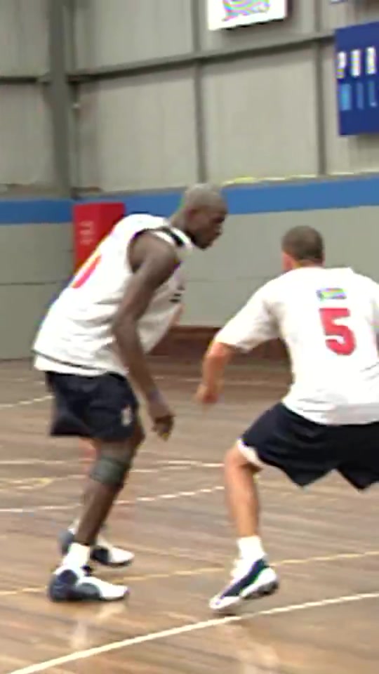 进攻手段太全面！2000年梦之队训练营，加内特连续和队友单挑！