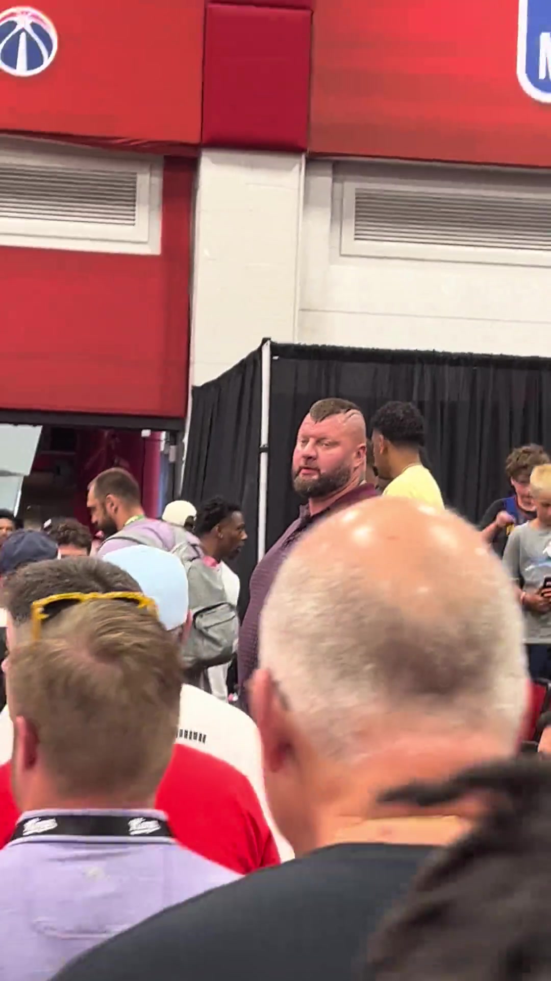 这也太大只了！网友现场拍到约基奇哥哥 难怪巴特勒避而远之啊