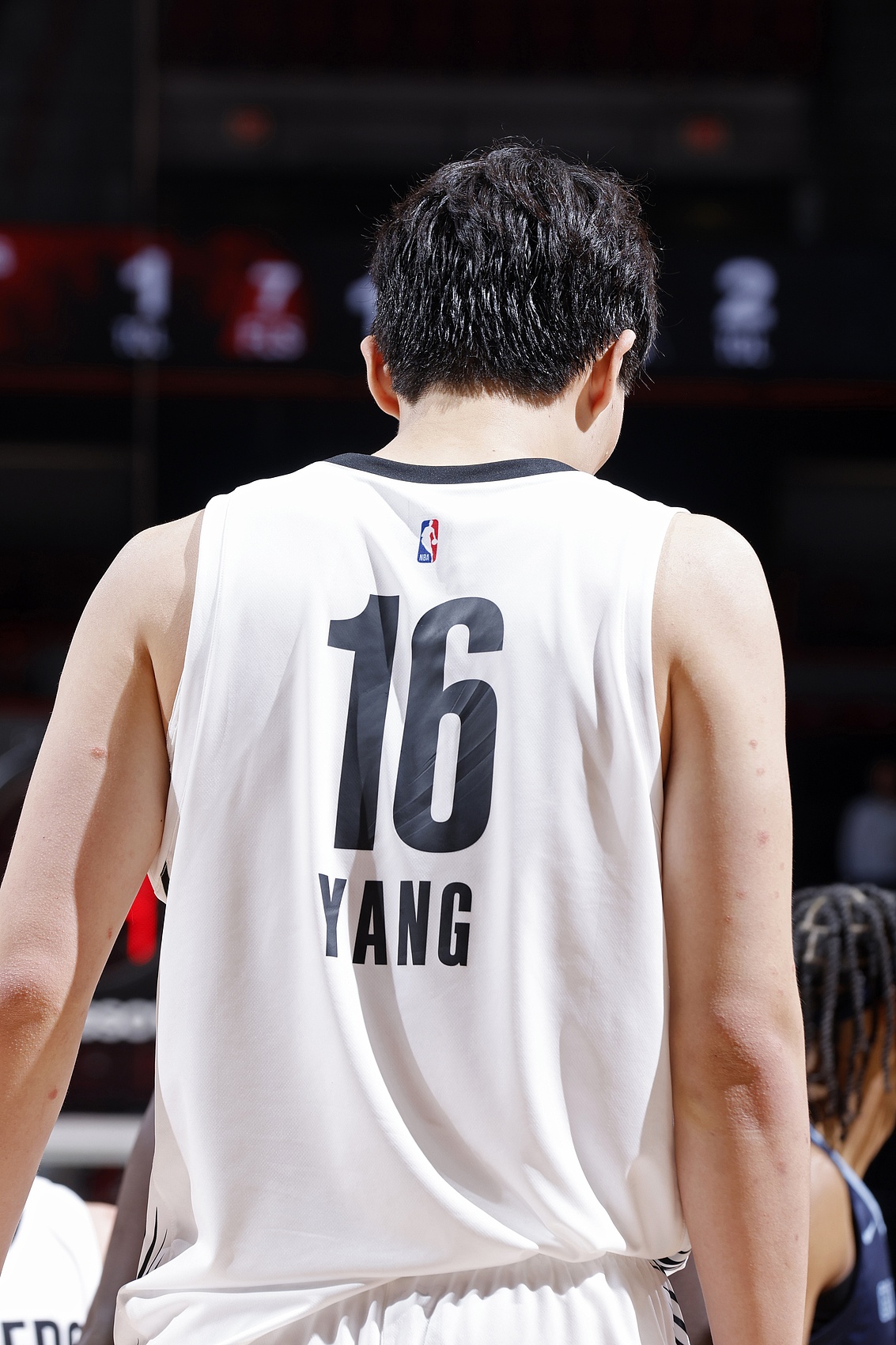 杨瀚森应留在美国备战NBA还是回来打亚洲杯？说说你们的看法？