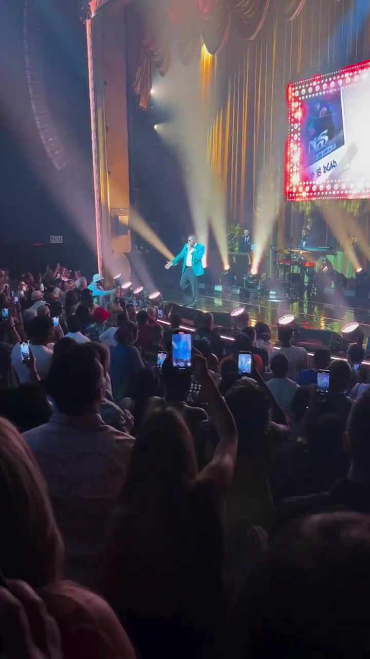 詹姆斯携妻子观看说唱歌手Nas演唱会 中途握手离开还一路哼唱🎤