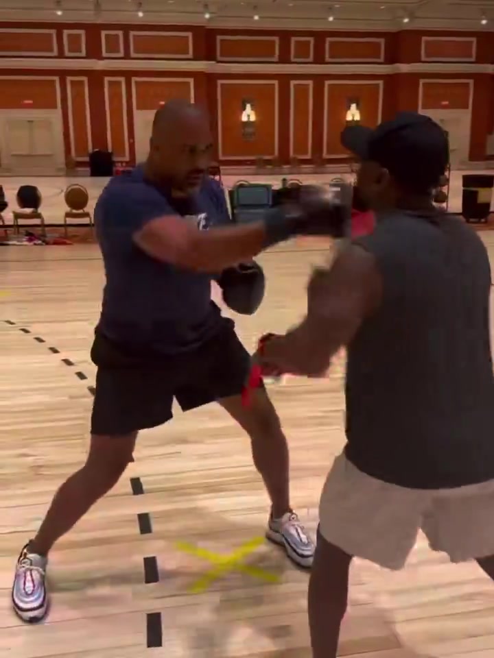 教练我不止想打球还想打拳！休赛季范乔丹和乌度卡一起练拳击