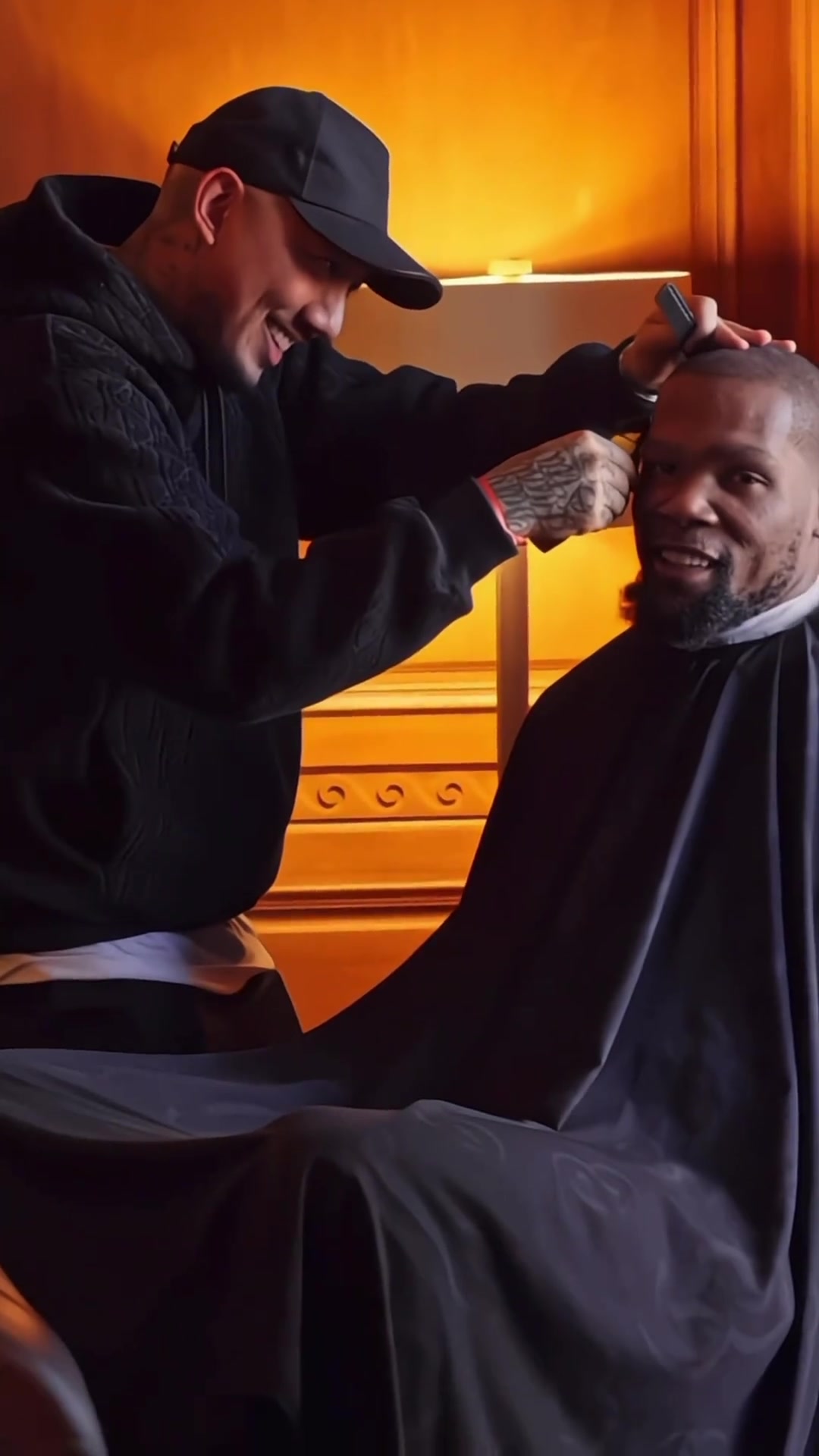 这气质！理发师文斯在ig分享帮杜兰特理发并祝愿在休斯顿好运~