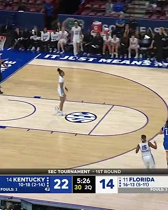 火爆冲突！！！女球员不满对方的多余动作 直接冲进替补席干架