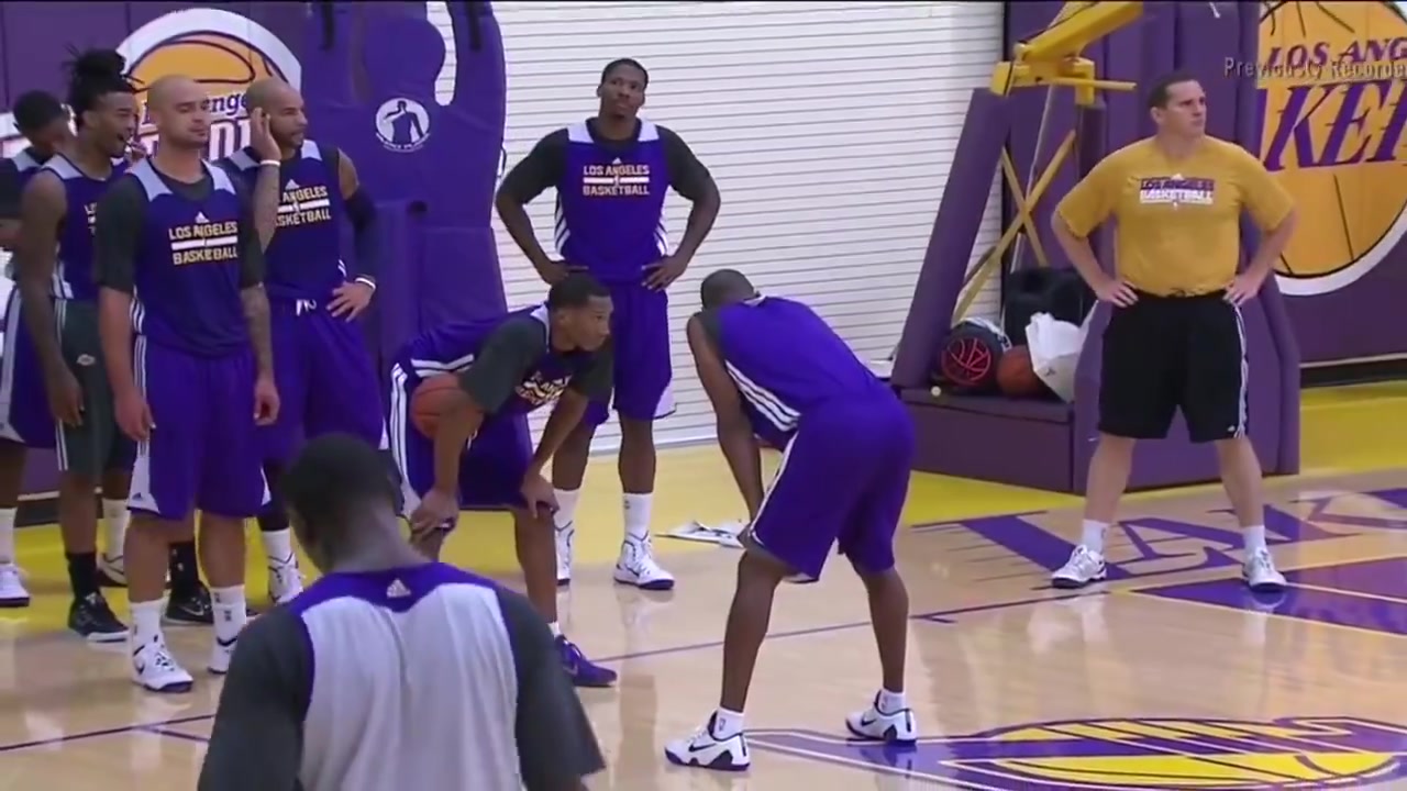 看着就巨累！当年科比训练贴防全队运球，结束后爆喘，表情痛苦