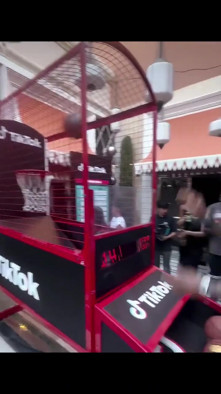 居然丢了一个哈！小贾巴里-史密斯玩投篮机游戏~