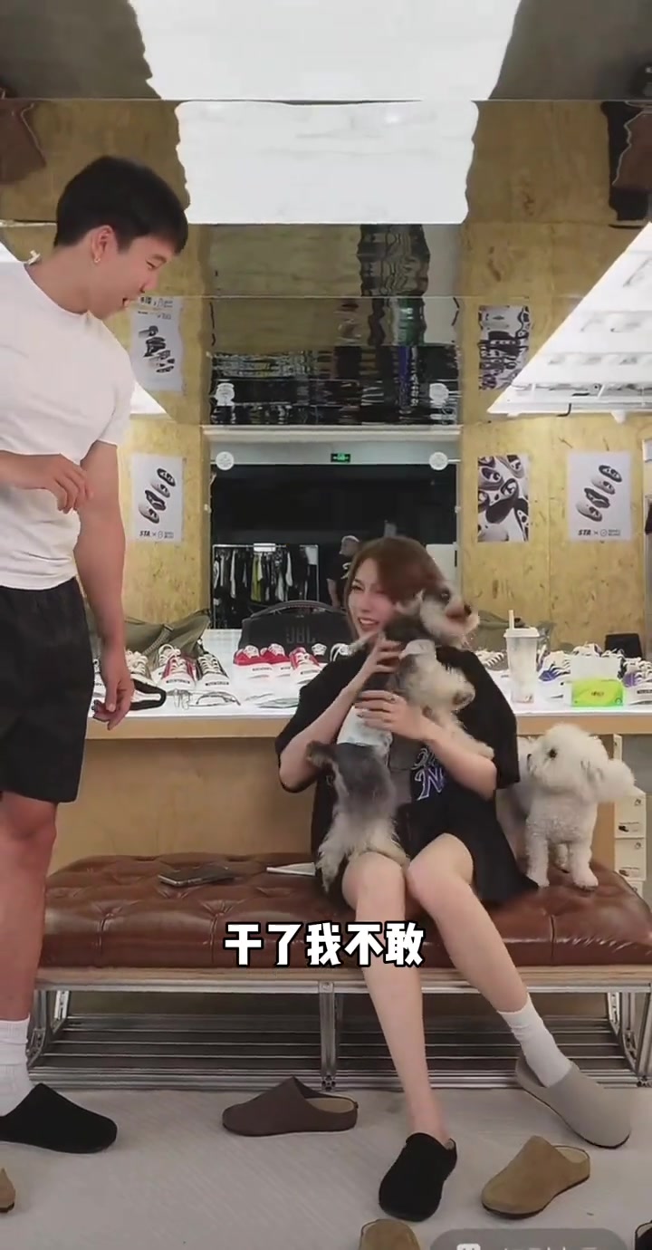 小狗狂舔网红美女大鹅，一旁的曹岩说道：这狗干了我不敢干的🙊