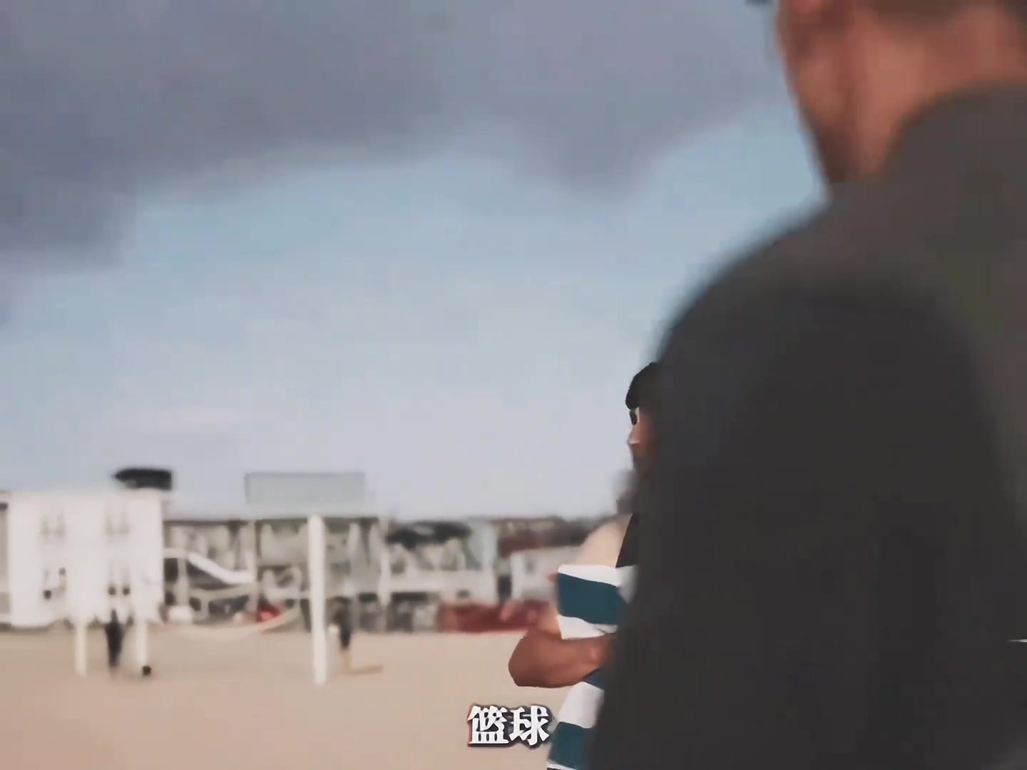 杨瀚森选秀前在沙滩散步收获了第一批美国本土粉丝😆