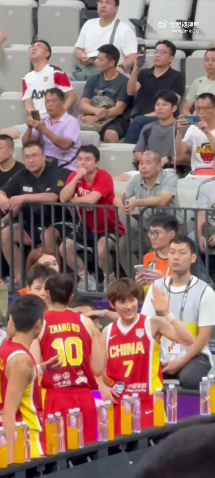 帅的嘞！女篮队长杨力维跟球迷打招呼🙋‍♀️居然还送飞吻