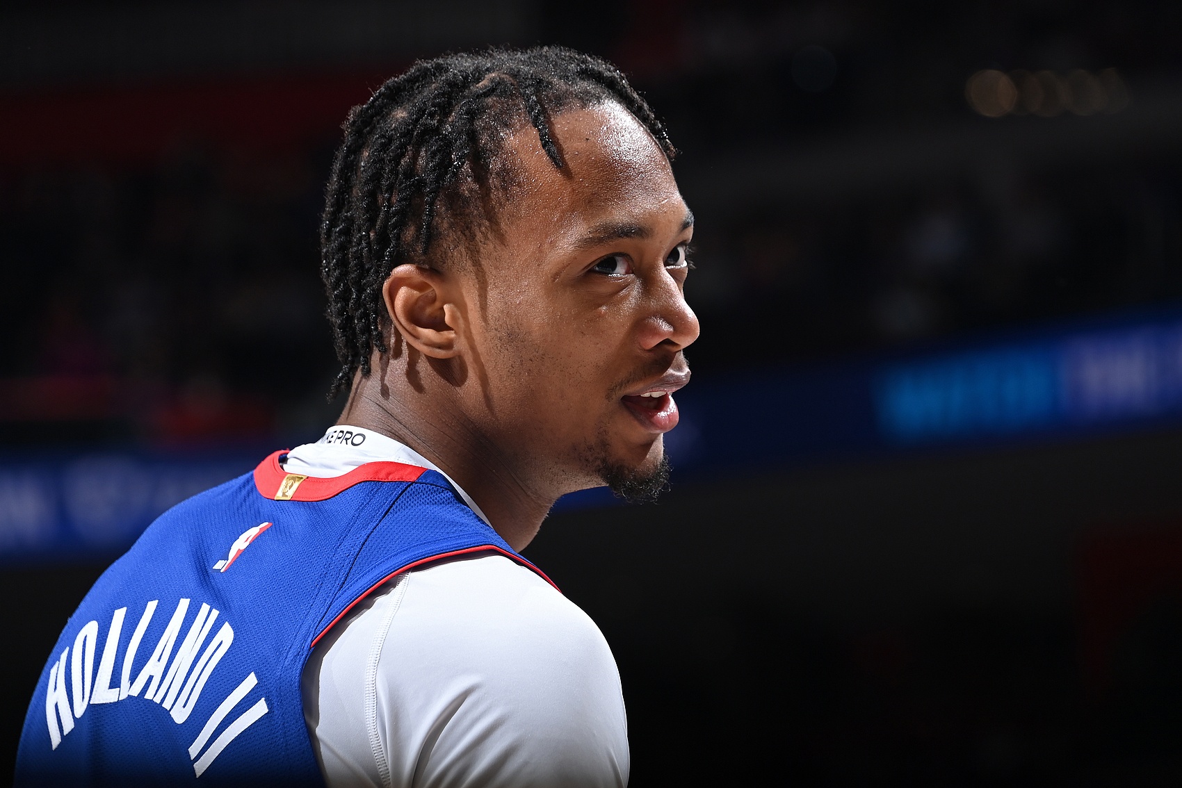 霍兰：夏天我一直泡在球馆练球研究CC的比赛 我成长了很多