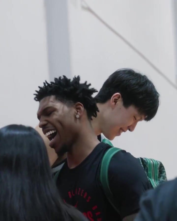 人品好👍杨瀚森开门后顺手帮队友顶门 队友道谢小杨用英文回应