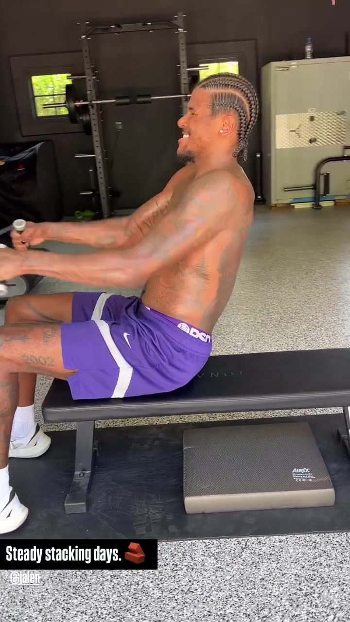 我要变强😤杰伦-格林晒在健身房练力量的视频 表情非常坚定