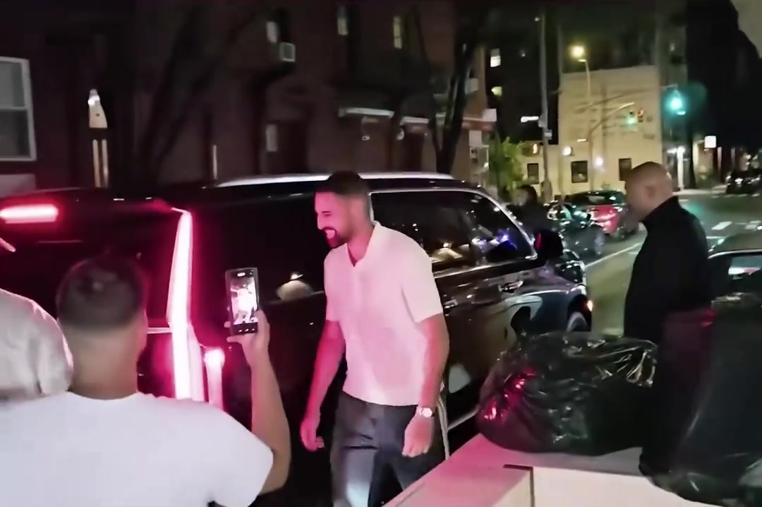 🥰热恋期甜蜜蜜！克莱和新女友马冬梅约会 笑容都不一样了😂