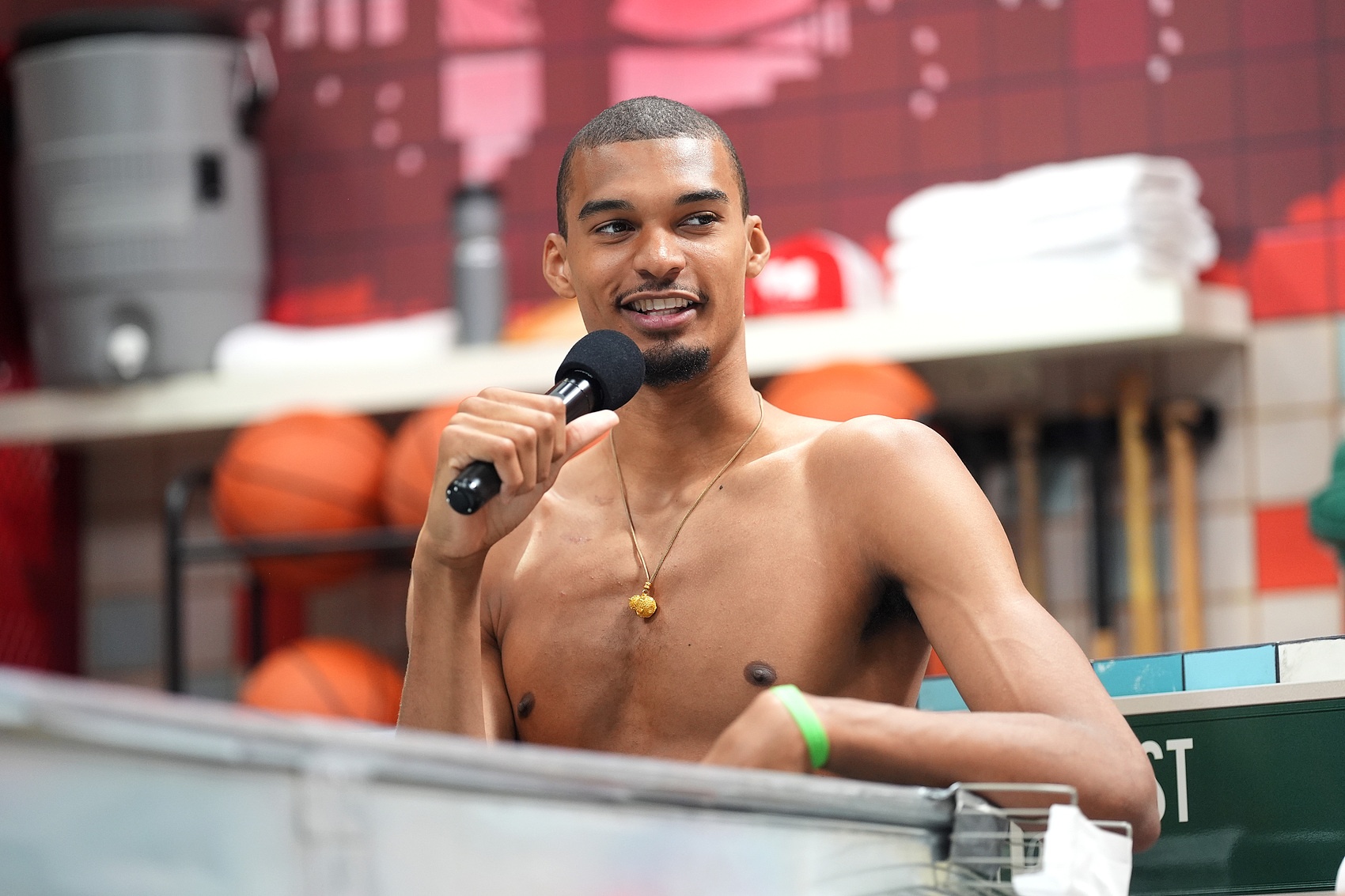 名嘴：文班下赛季将迎来爆发 现役中只有他具备成为GOAT的潜质