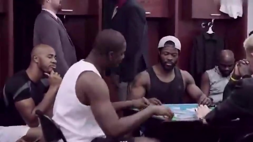 🤣字正腔圆！球员更衣室里恶搞耍怪并用中文高呼“胡了”