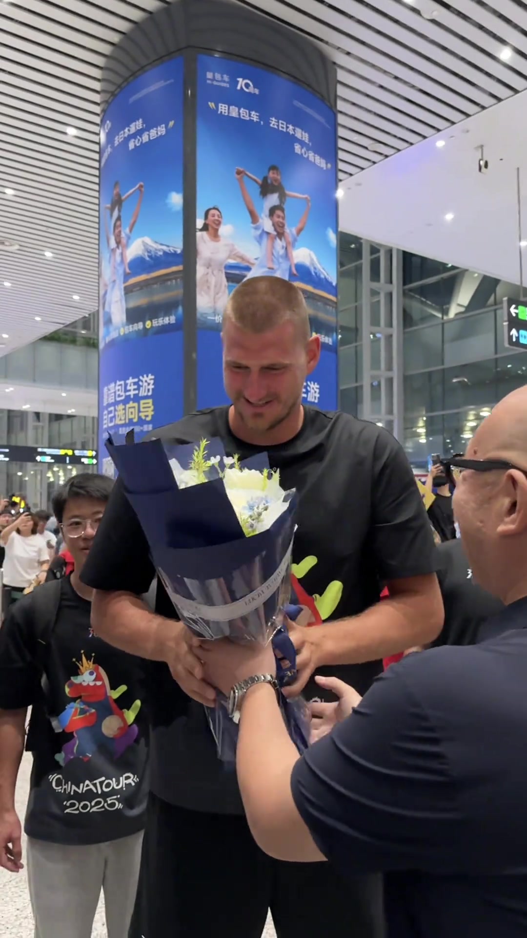 你也减肥？约基奇抵达中国 看着瘦了一圈啊