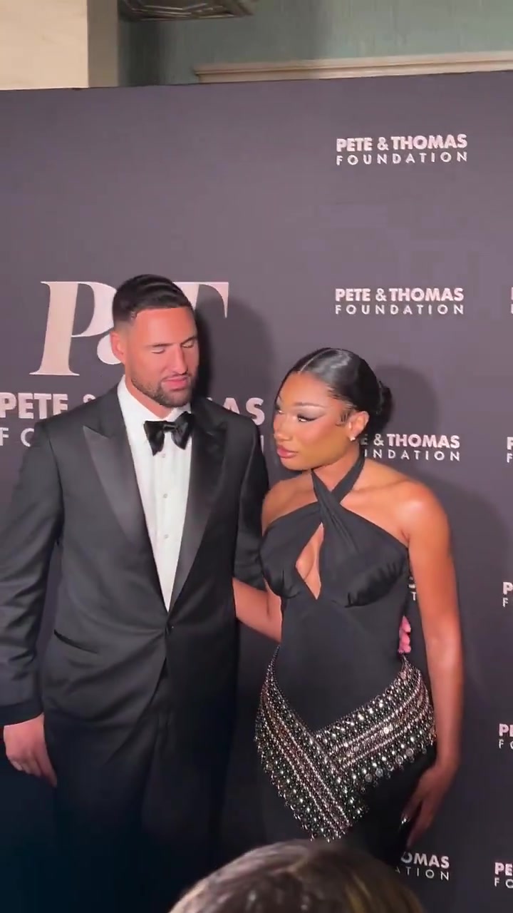 满脸写着甜蜜啊💋克莱与热恋期女友梅根一同出席活动