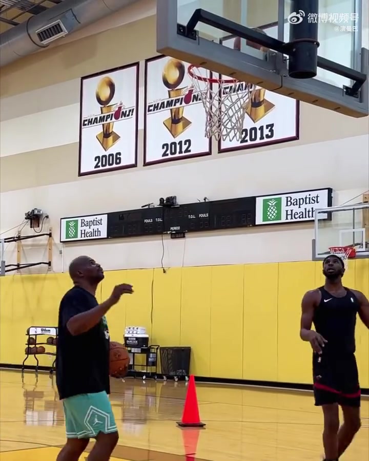 维金斯开启个人训练，墙上三面热火总冠军旗帜相当显眼！