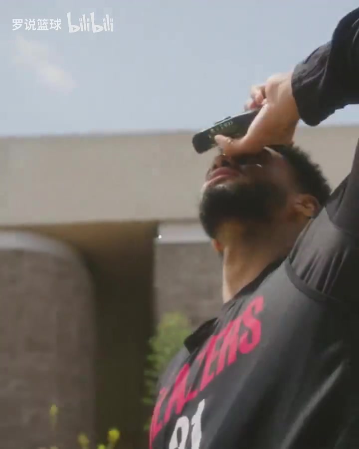 融入的越来越好了！开拓者备战火箭，杨瀚森和队友有说有笑！