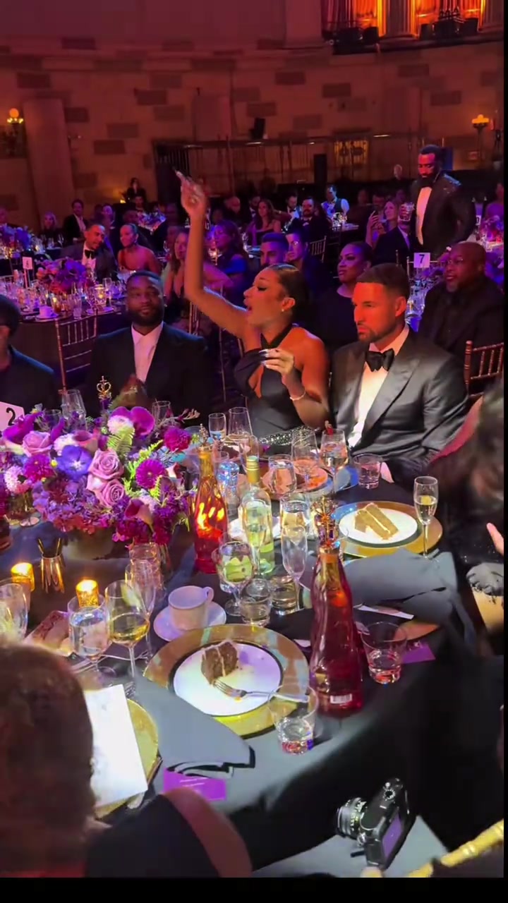 反差！这场合克莱明显没有女友梅根放得开😂