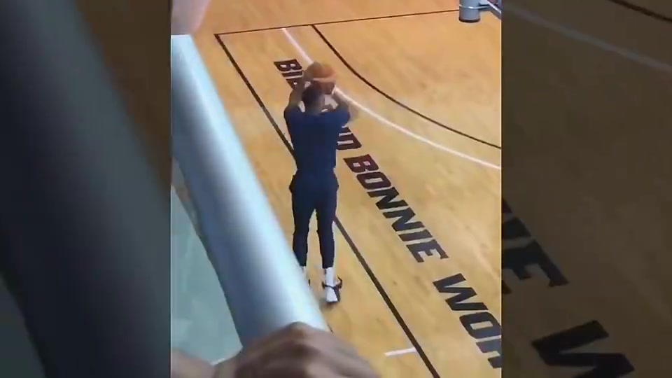 威少当着哈登的面，滑稽模仿他后撤步三分！！把登哥都整懵了