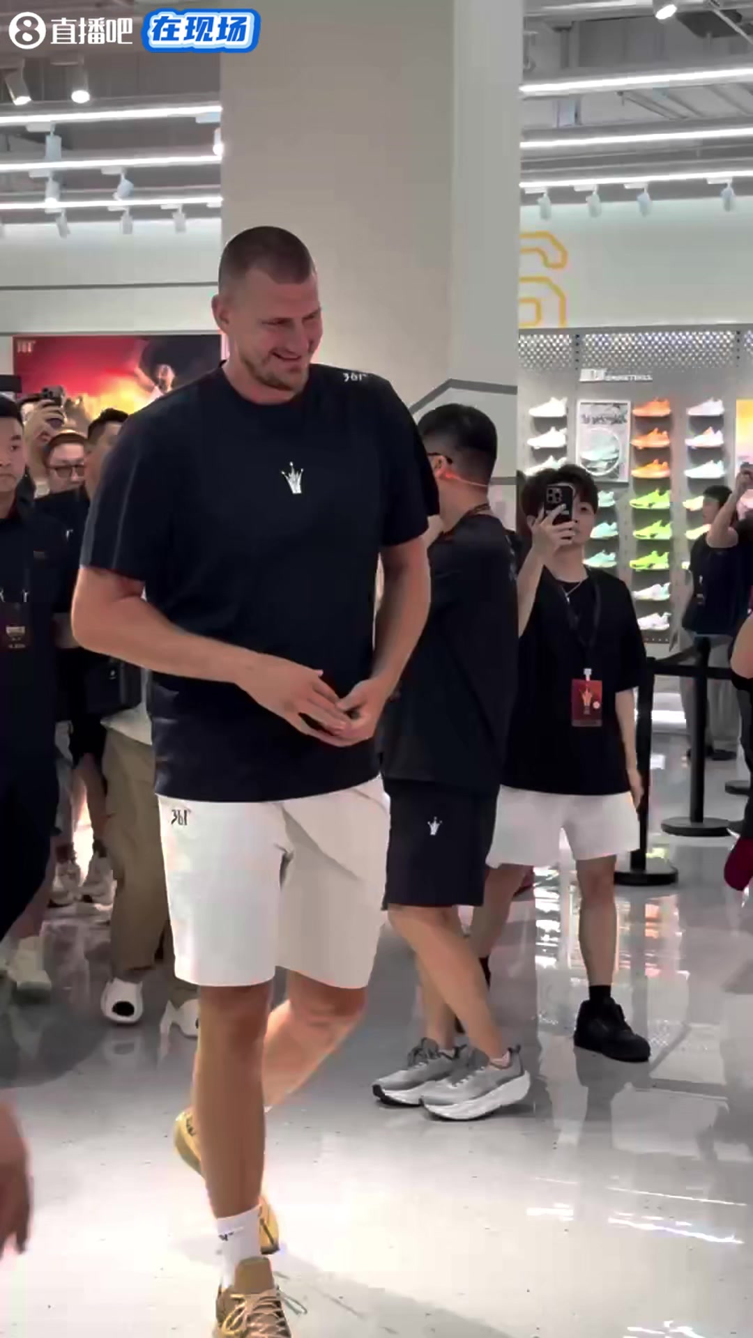 这块头真大啊😮！约基奇中国行他哥哥也一同前来！