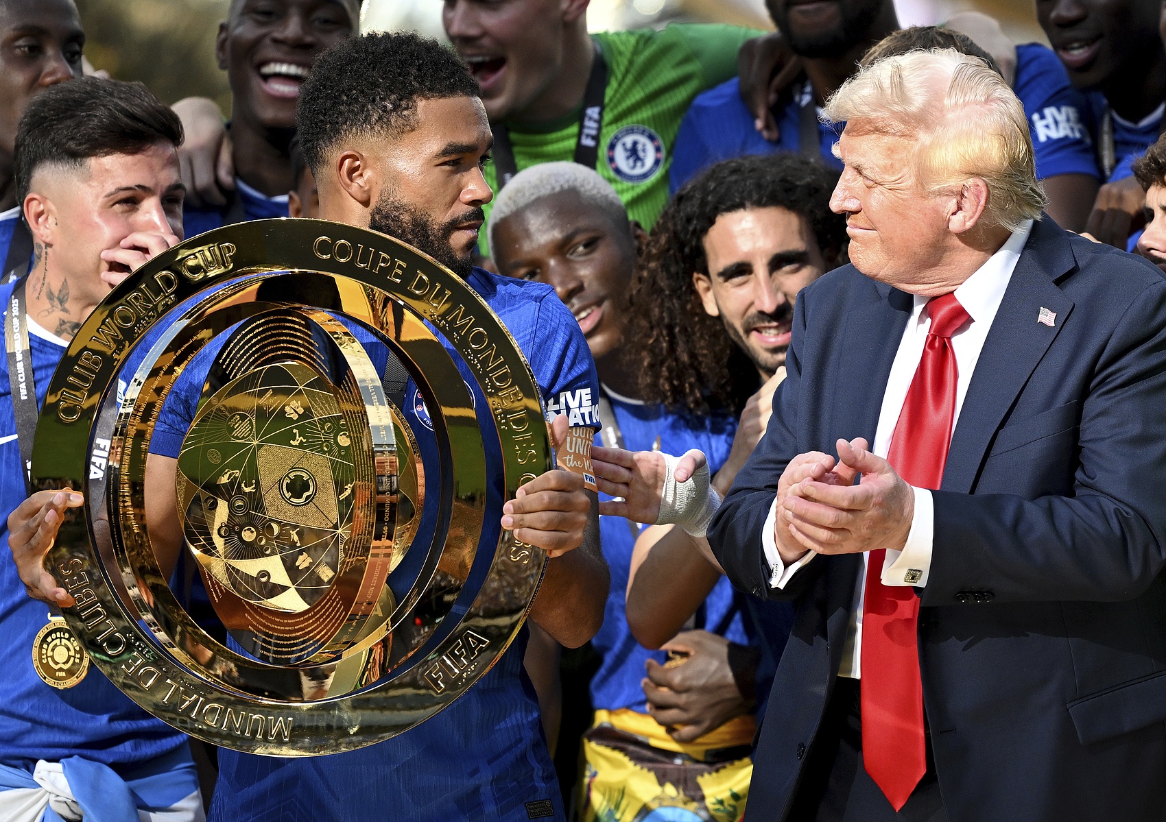 马卡:特朗普考虑颁布法令,让足球在美国从soccer改称为football