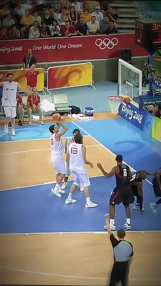 另类高光？小加索尔一球同时被詹姆斯&韦德&科比三人同时封盖！