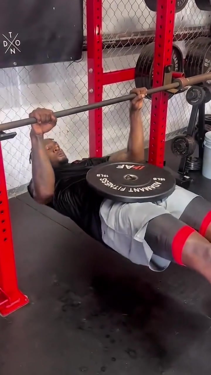 真硬！火箭新援芬尼-史密斯进行力量训练~