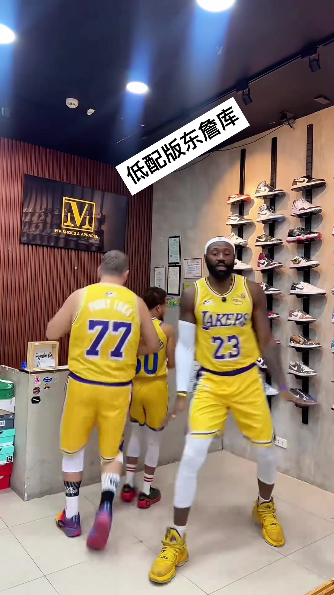 外国惊现山寨版“詹库东”，有一说一长得还挺像的🤣🤣🤣