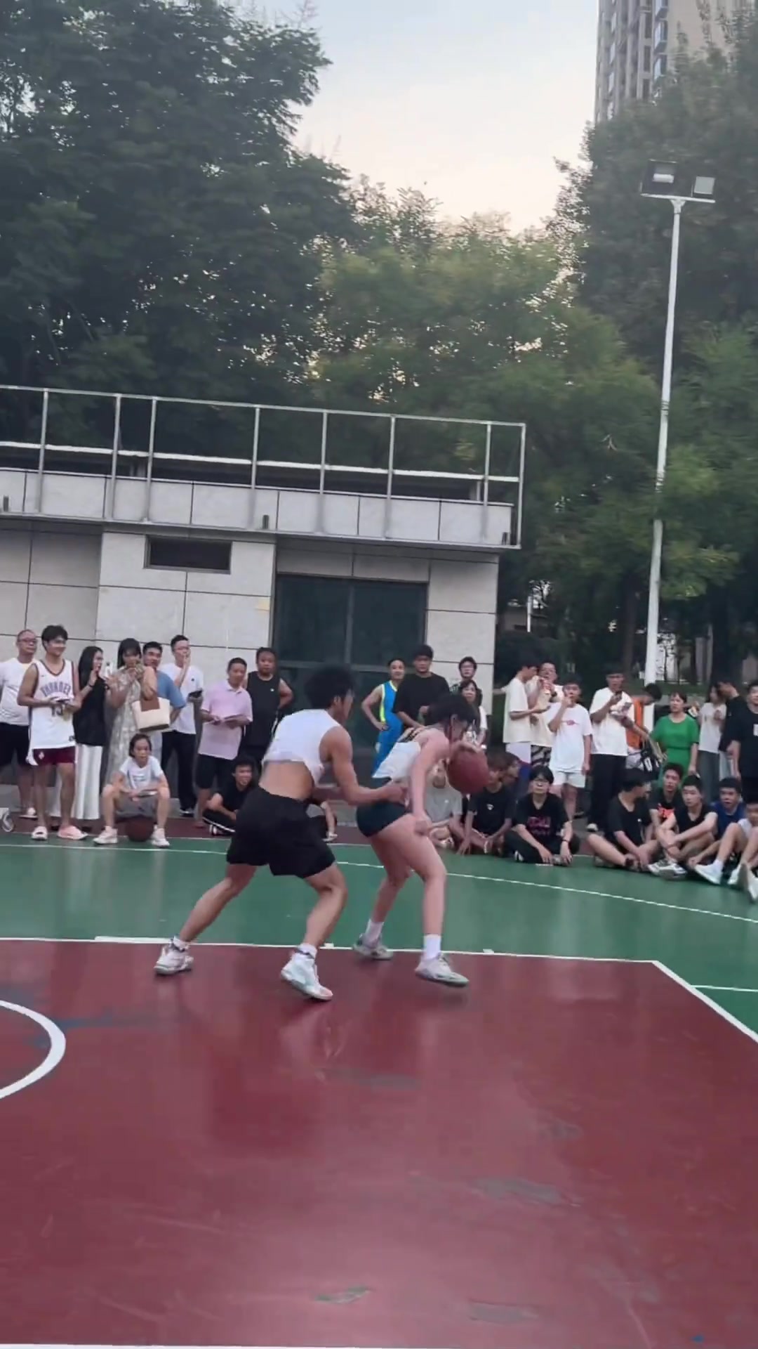 年轻小伙不知怜香惜玉，给妹子打得频频倒地