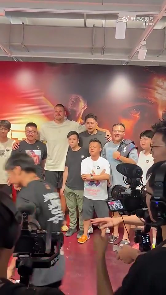 一位球迷身穿印有约基奇儿童照T恤，成功把约老师逗笑🤣