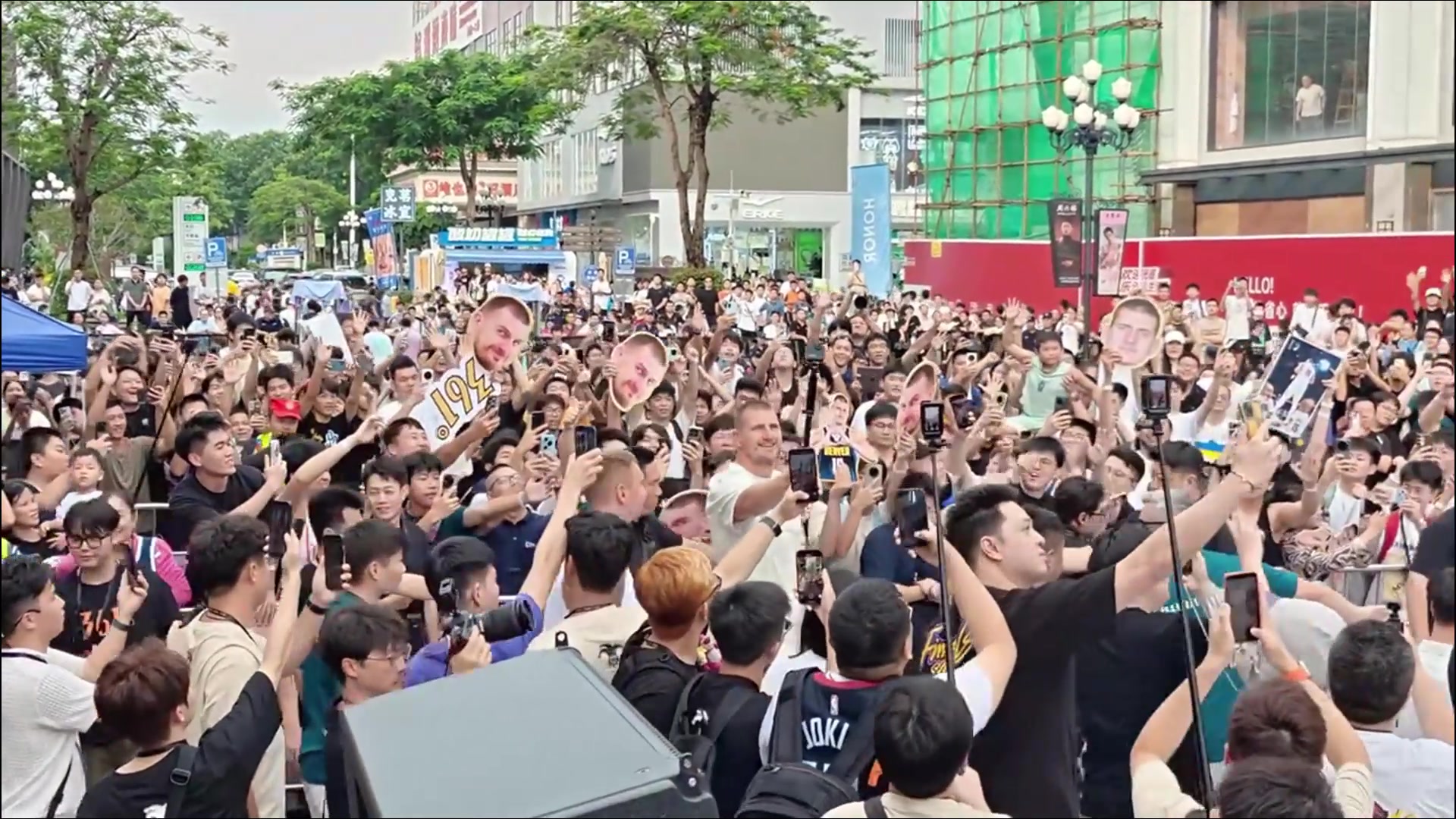 球迷围的里三层外三层！约老师中国行这人气，比起詹库杜登如何？