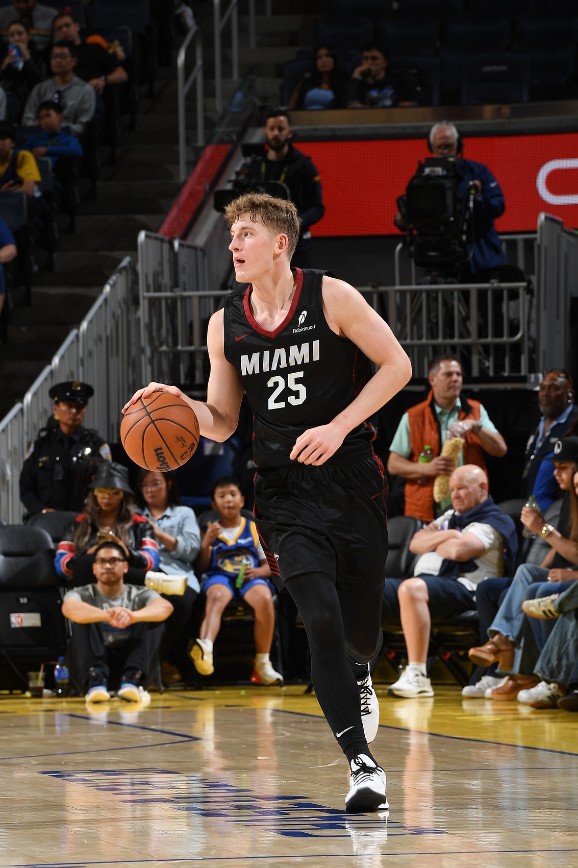 不在状态！20号秀亚库乔尼斯12投仅4中拿到15分出现5失误