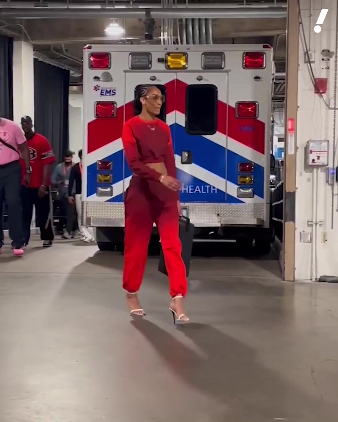 阿贾威尔逊出席全明星 阿德巴约默默一路尾随😆