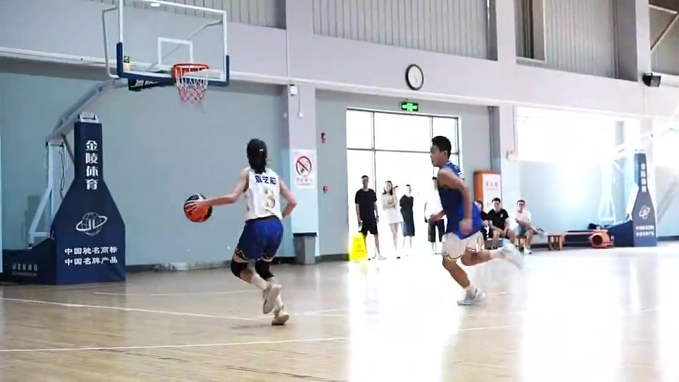 小姑娘这球技厉害了！就这控运水平就能秒杀不少吧友吧😳