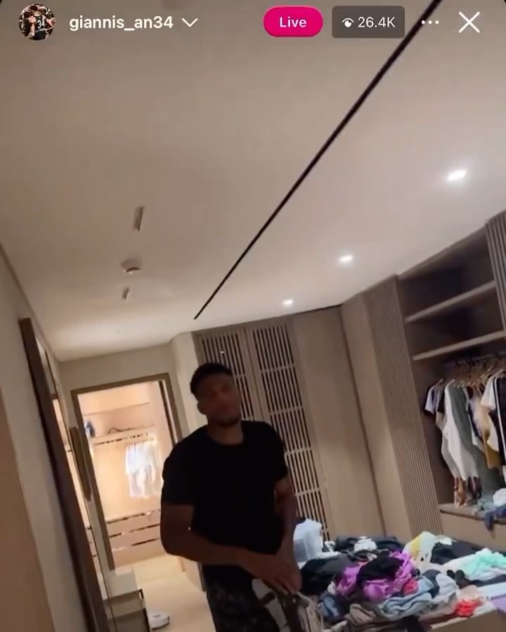 妻子直播字母哥抓蟑螂&近三万人观看 字母哥开玩笑：我要离婚！