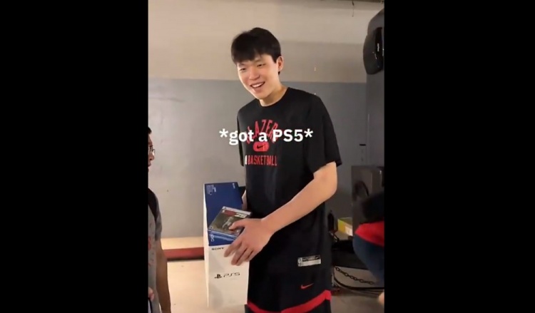 殳海：杨瀚森的PS5是2K官方送的 业余生活打游戏算非常健康的爱好