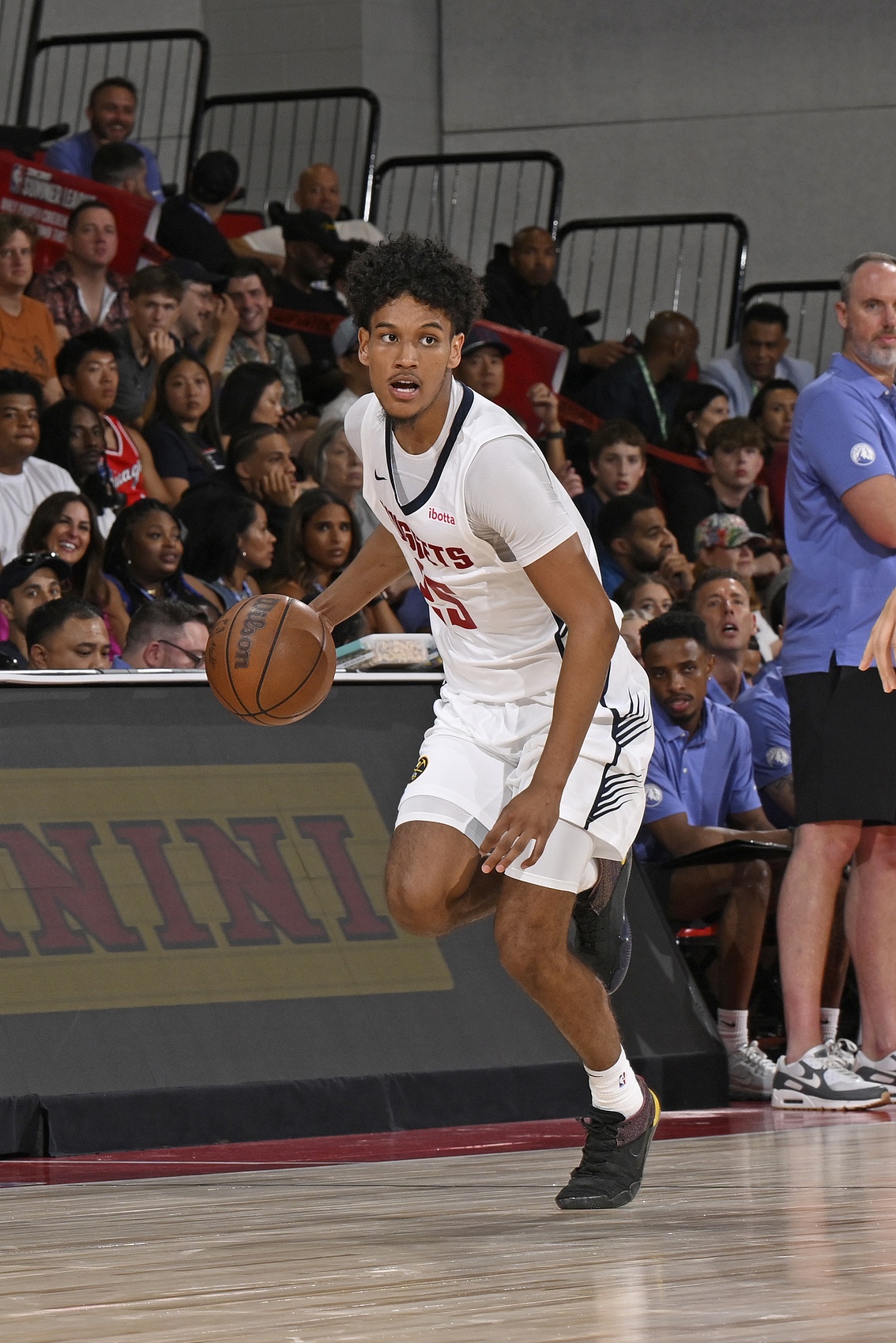 进攻出色！柯蒂斯-琼斯15中9&三分8中4砍22分 另有5板8助2断1帽