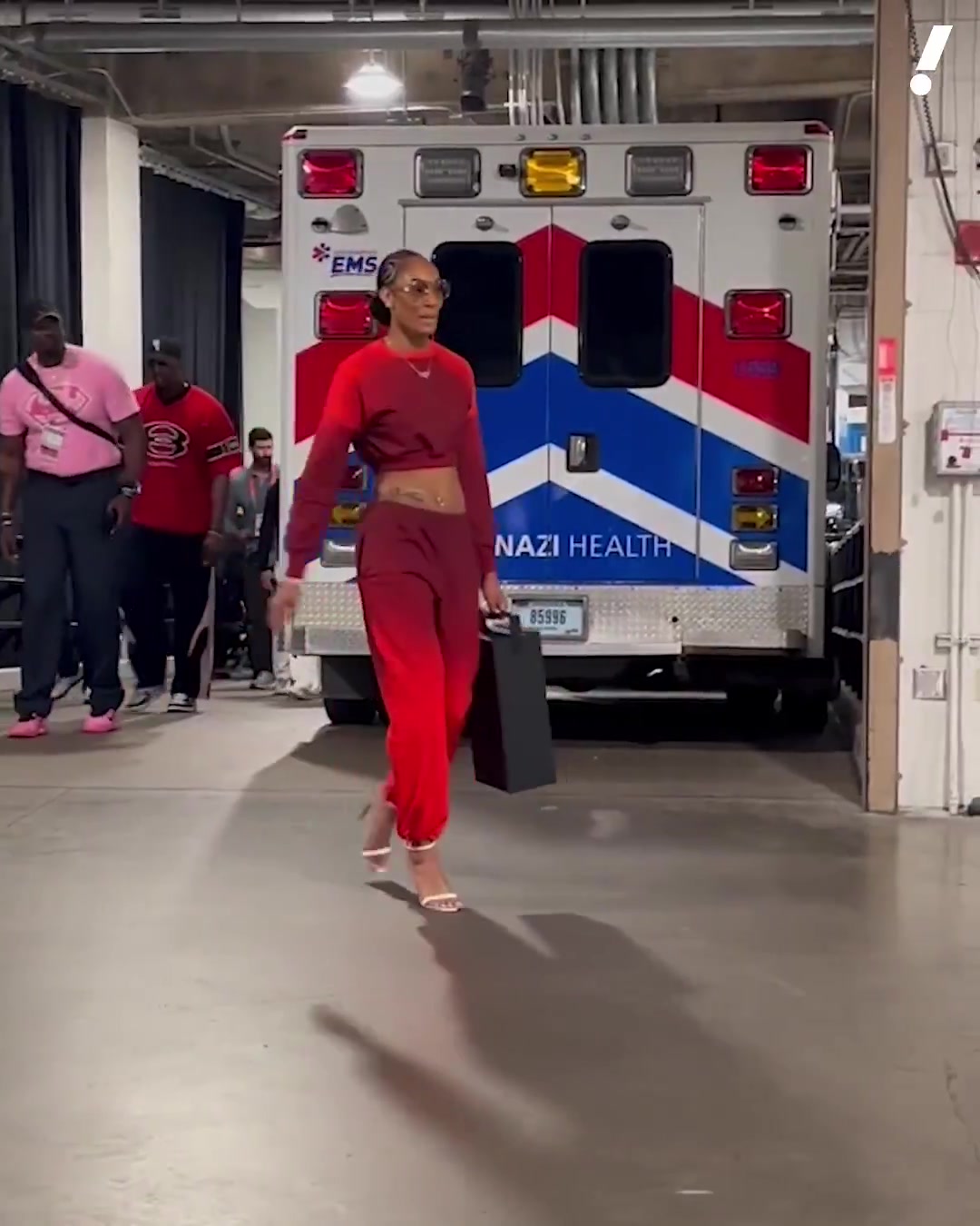 👻她还没官宣我！阿贾穿高跟鞋霸气走秀👠热巴在身后鬼鬼祟祟