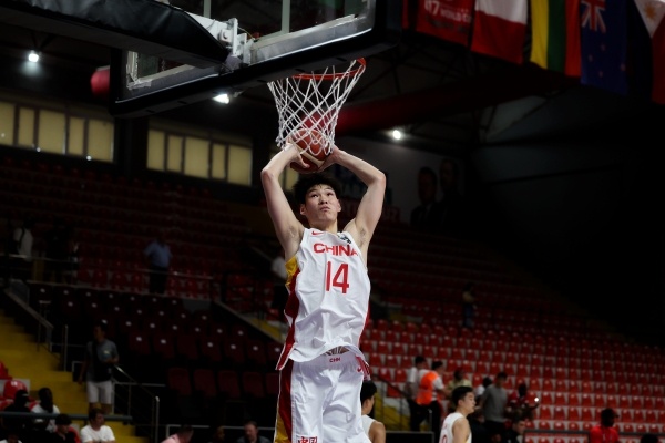 刘李：比起小王哲林的头衔 更想成为独一无二的自己 精力放训练上