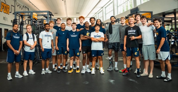 努力😤塔图姆参加肯巴-沃克的婚礼 当天还借用学校的健身房训练