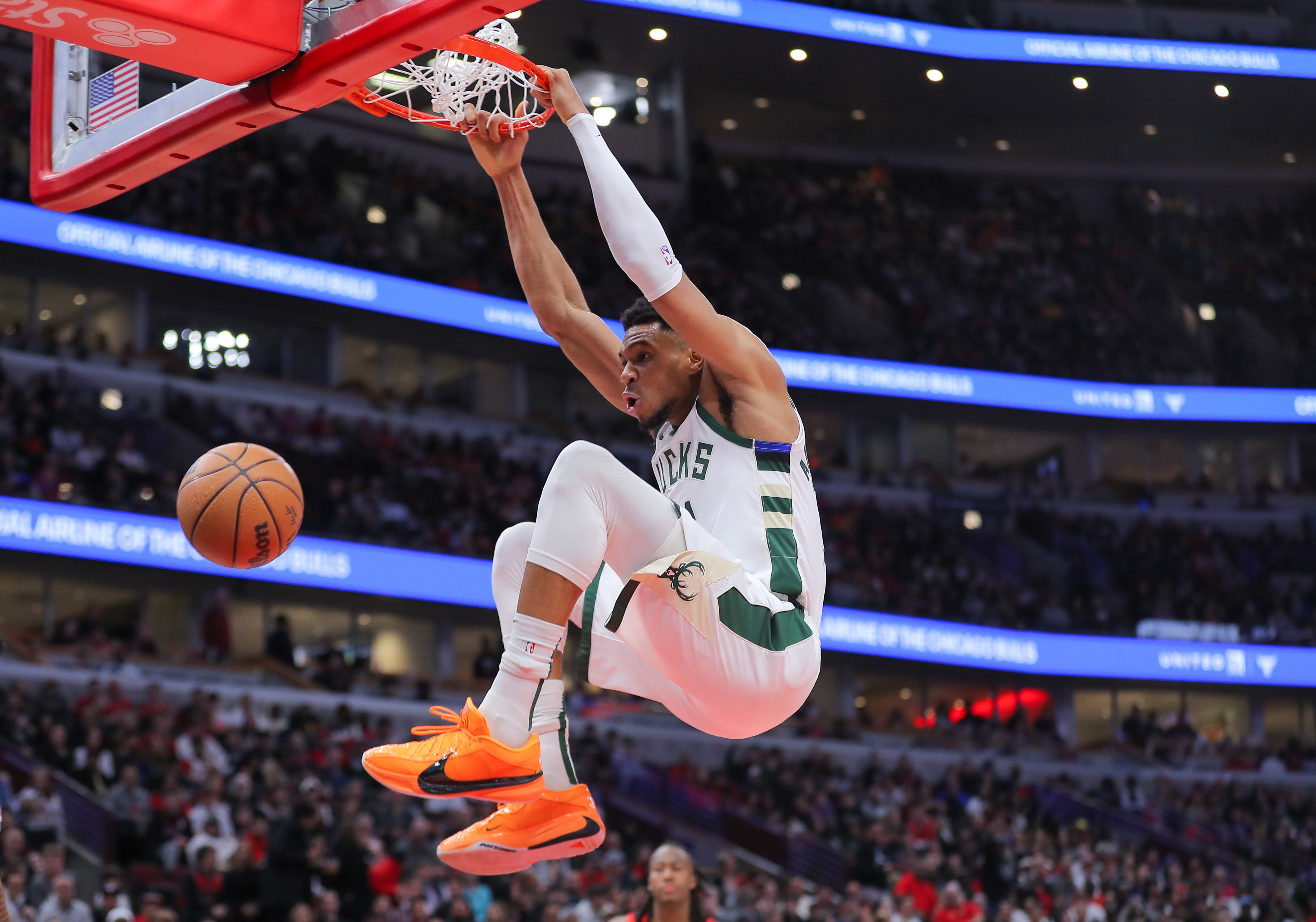 243次扣篮！字母哥领跑上赛季扣篮榜！戈贝尔&杜伦分列二三位！