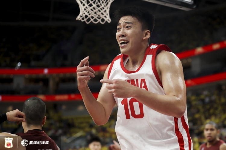 媒体人：中国男篮今夏最大的收获是王俊杰 他的防守&三分球很不错