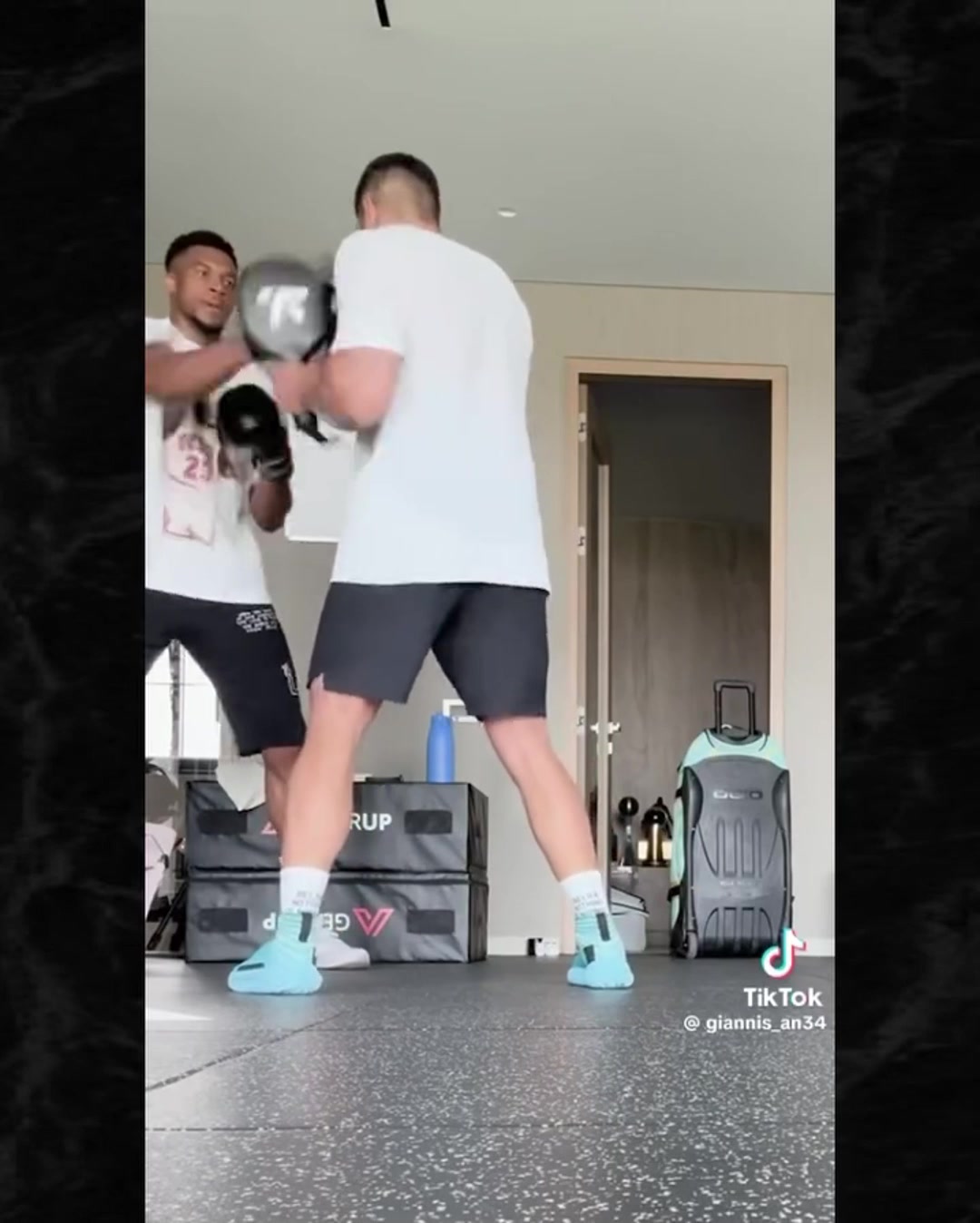 修炼新技能🥊字母哥和妻子一起训练拳击😂穿着乔丹摊手的T恤