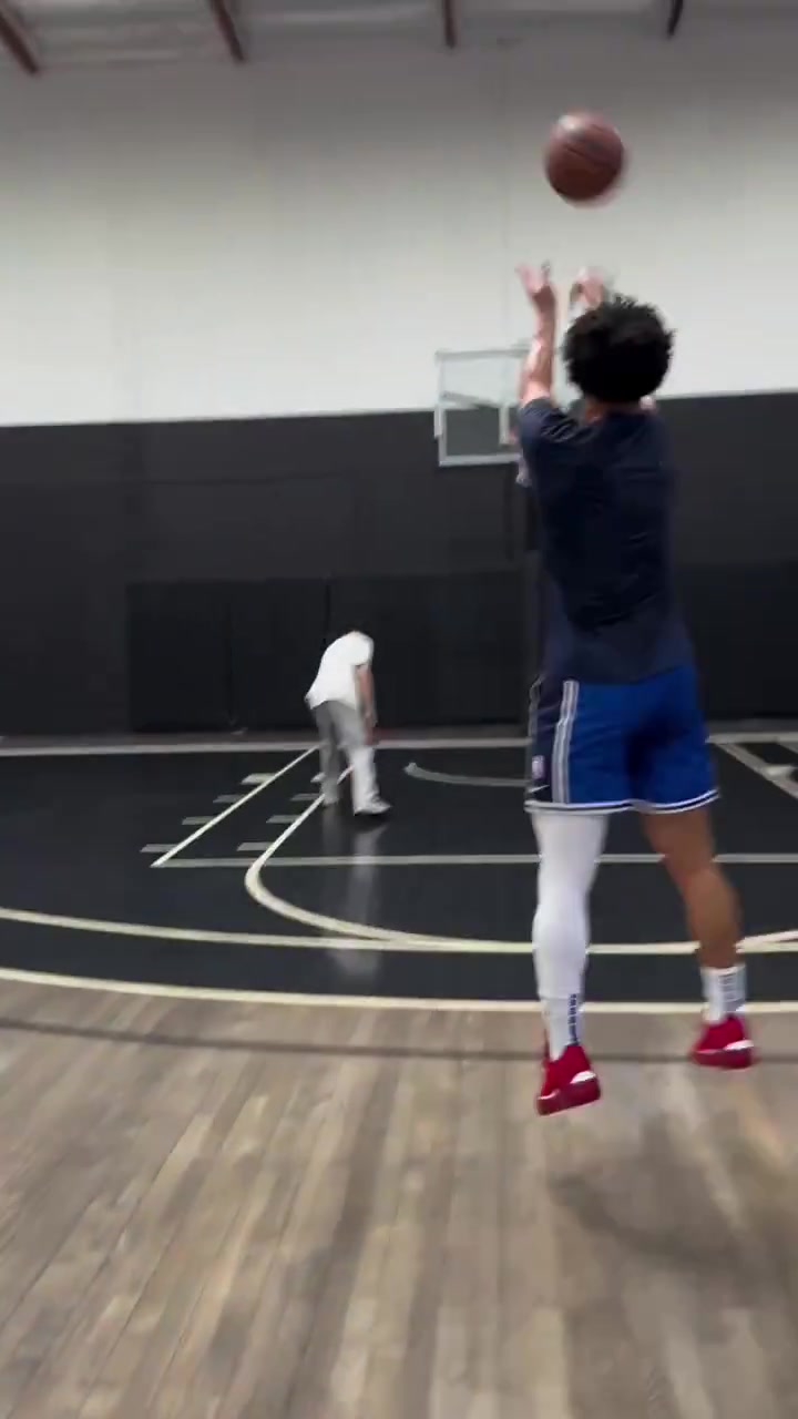 恢复健康！美媒晒麦凯恩训练视频：很期待他的第二个赛季