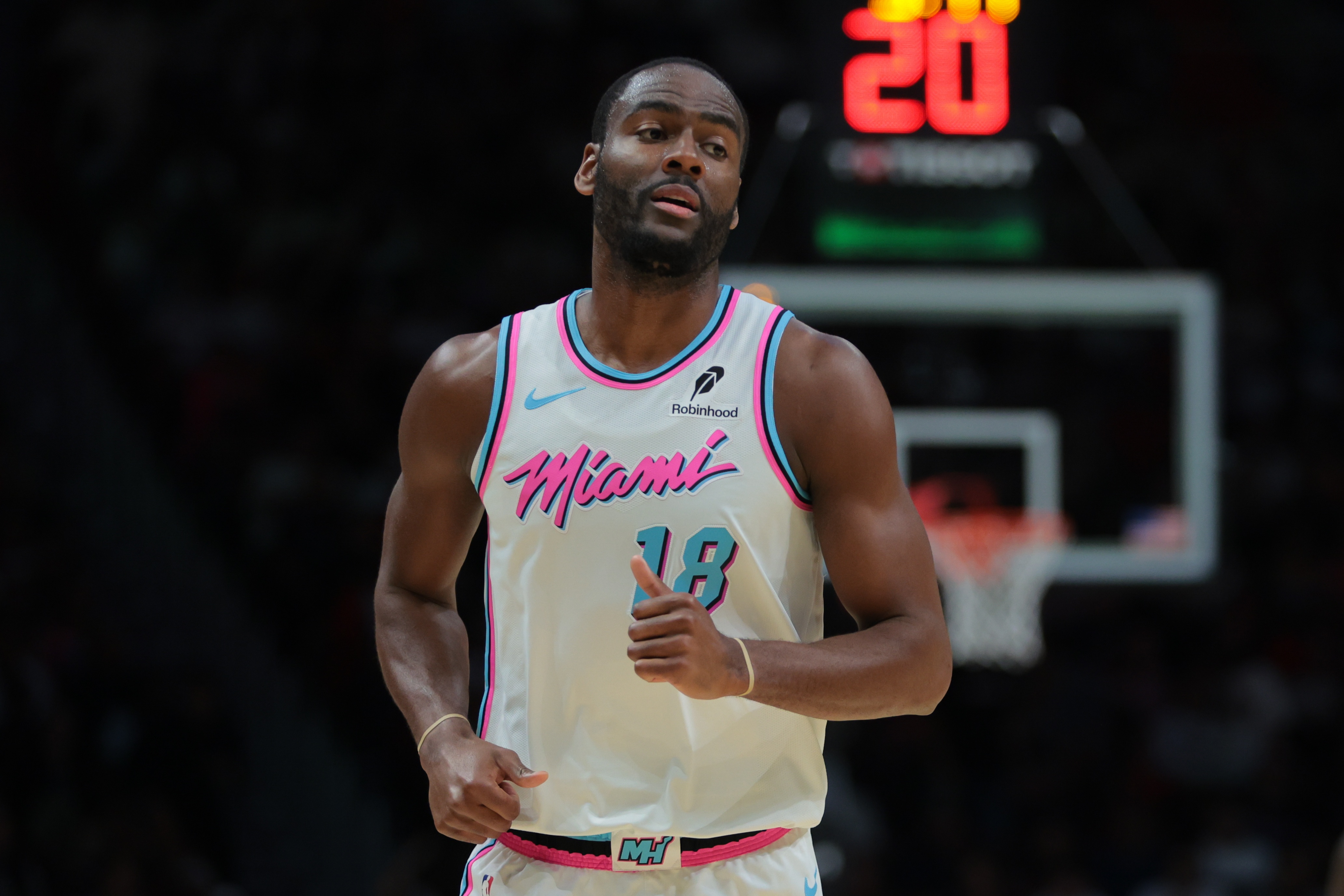 美记：伯克斯引起了勇士、雄鹿等8队兴趣 球员本人有意回热火